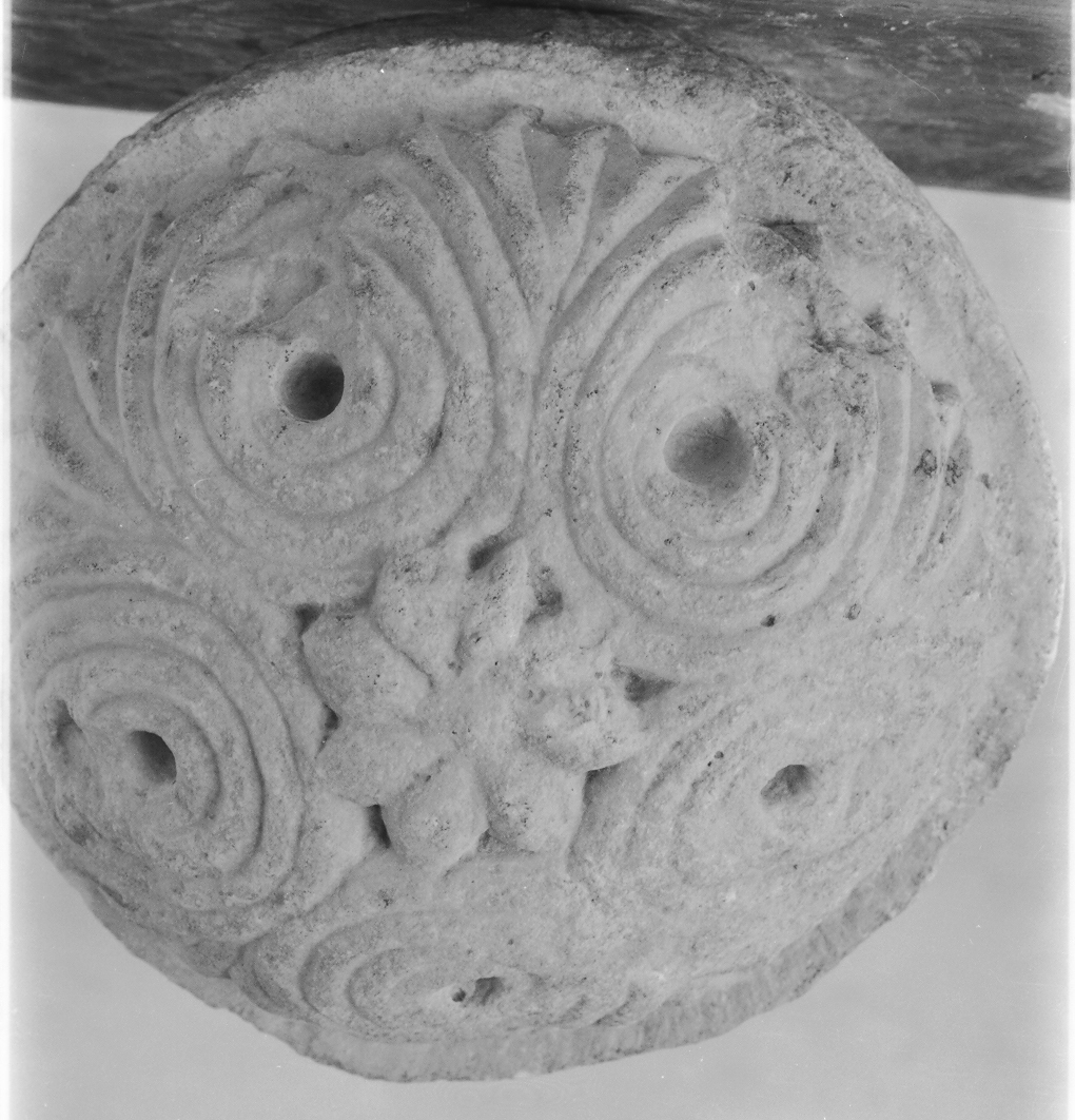 motivi decorativi a girali (patera, opera isolata) - ambito veneto (secc. XII/ XIII)