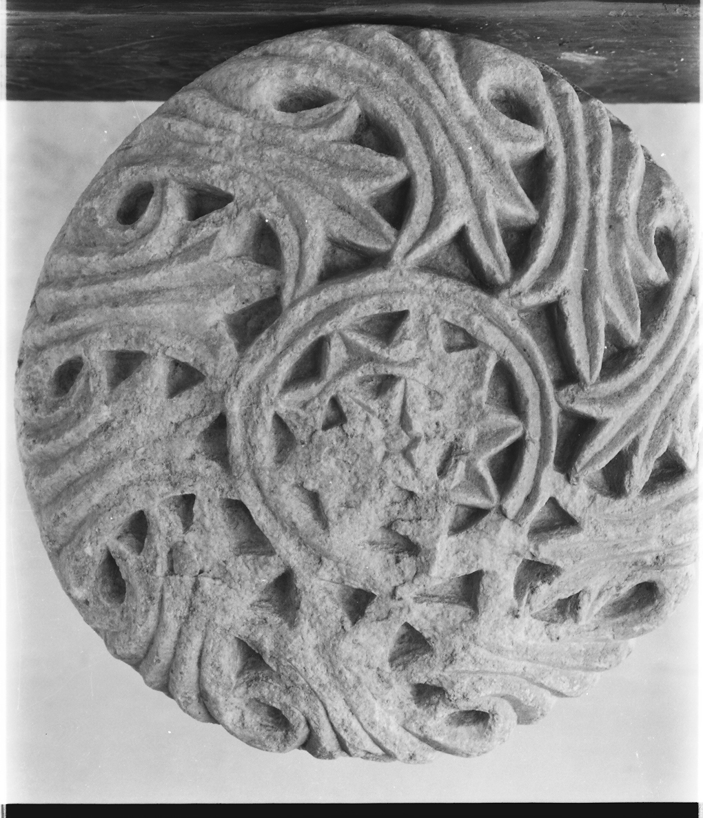 motivi decorativi vegetali a palmette (patera, opera isolata) - ambito veneto (sec. XII)