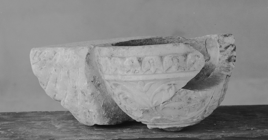 motivi decorativi vegetali (acquasantiera da parete, frammento) - ambito veneto (fine/inizio secc. XV/ XVI)