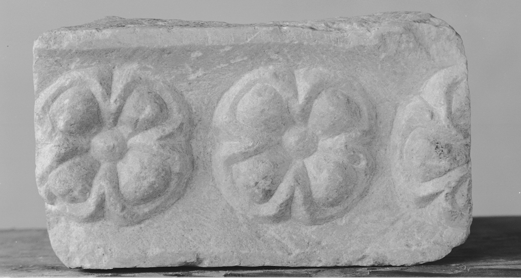 motivi decorativi floreali (cornice architettonica, frammento) - ambito veneto (secc. XI/ XII)