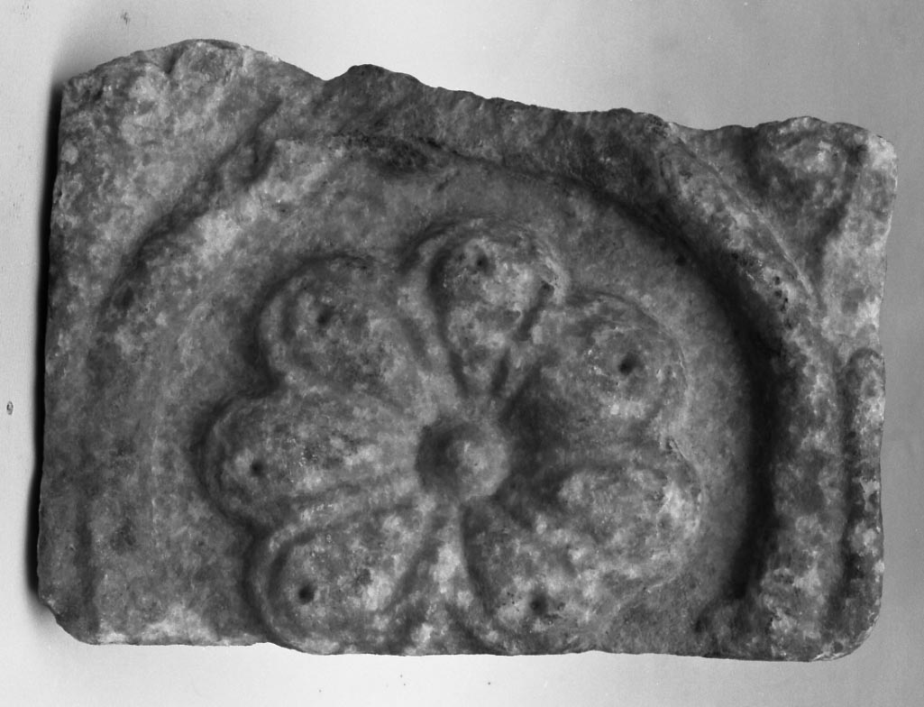 motivo decorativo a rosette (rilievo, frammento) - ambito bizantino (secc. XII/ XIII)
