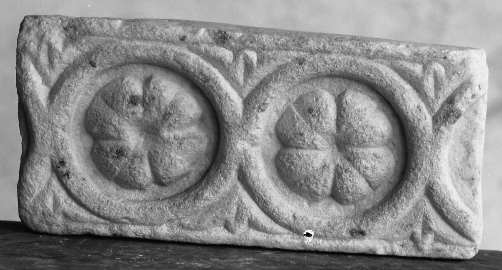 motivo decorativo a rosette (rilievo, frammento) - ambito bizantino (secc. XII/ XIII)