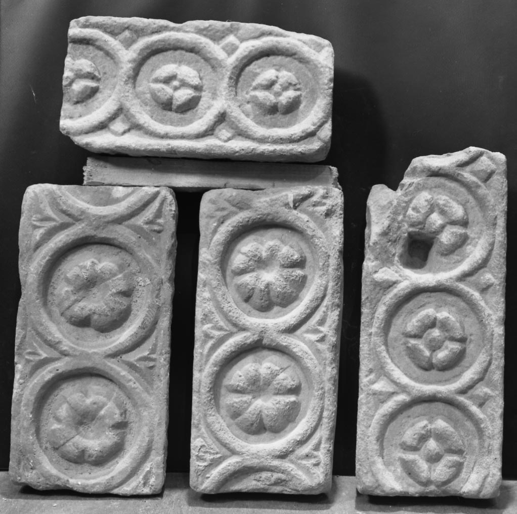 motivo decorativo a rosette (rilievo, frammento) - ambito bizantino (secc. XII/ XIII)