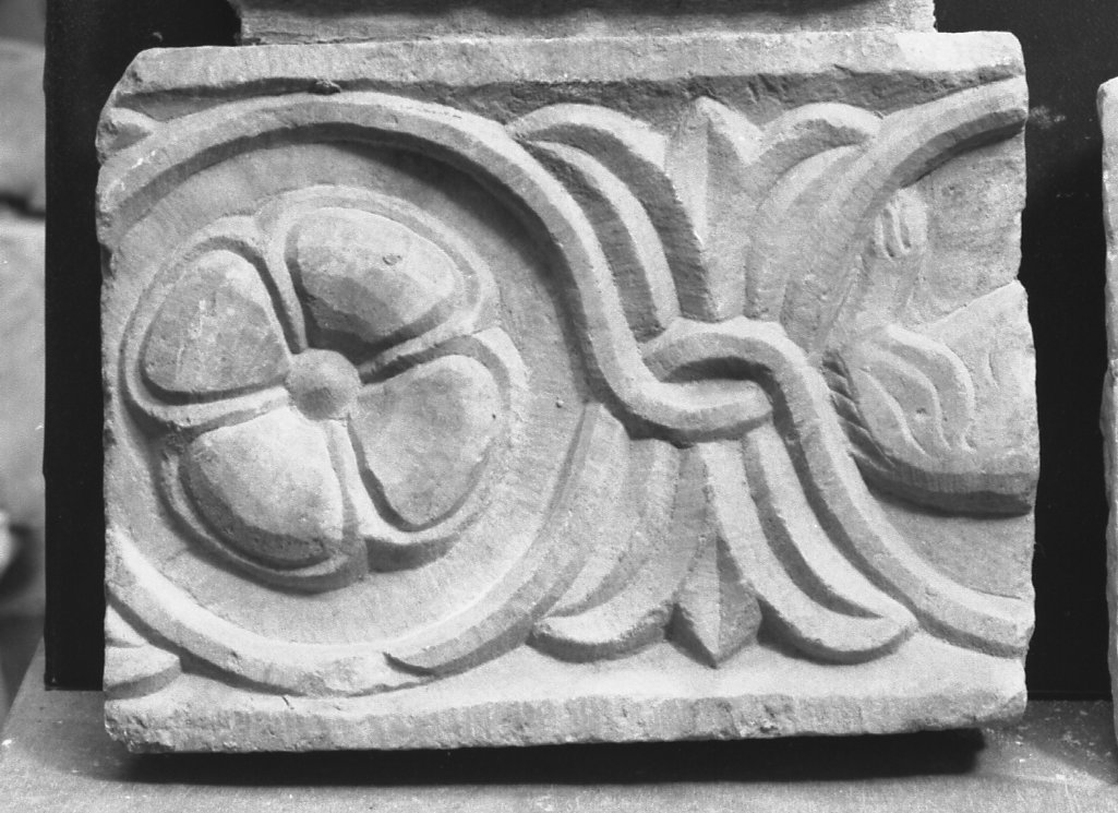 motivo decorativo floreale (rilievo, elemento d'insieme) - bottega veneziana (secc. XII/ XIII)