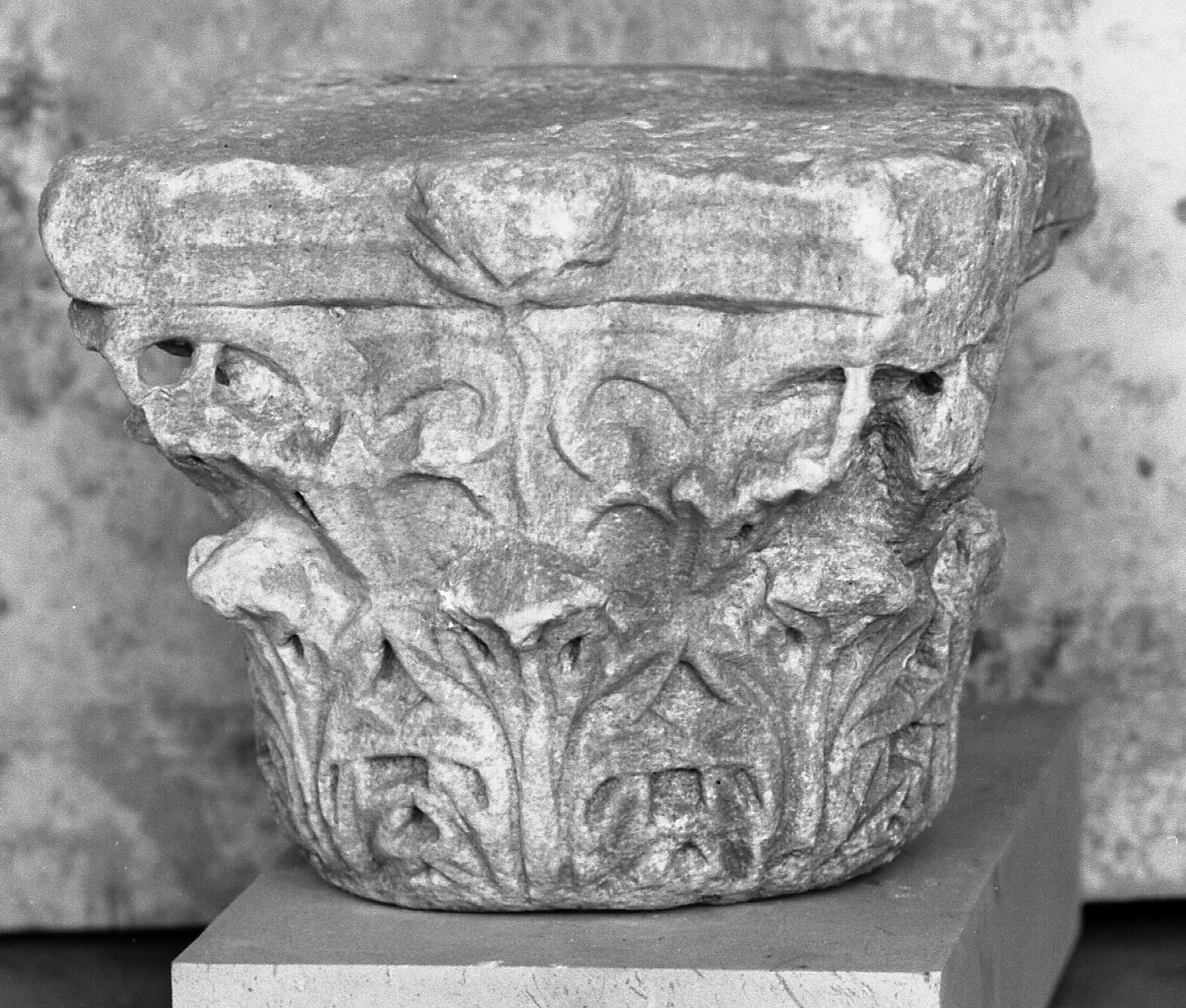 motivi decorativi a foglie d'acanto (capitello di colonna, opera isolata) - bottega veneziana (sec. XIV)