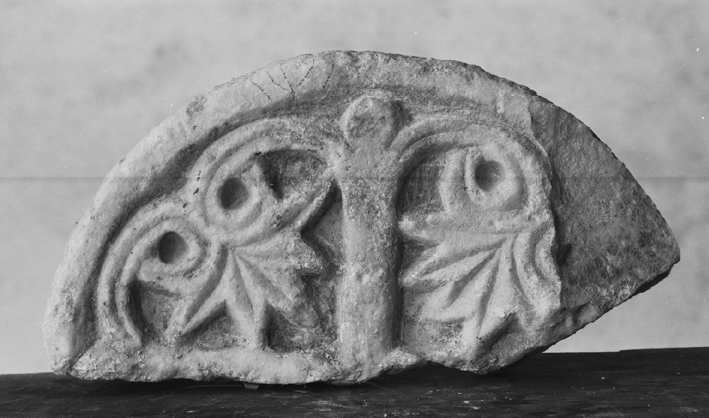 motivi decorativi vegetali (patera, frammento) - ambito veneto (sec. XII)