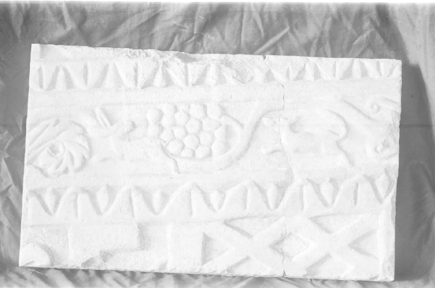 motivi decorativi vegetali e animali (lastra, frammento) - ambito veneto (secc. XII/ XIII)