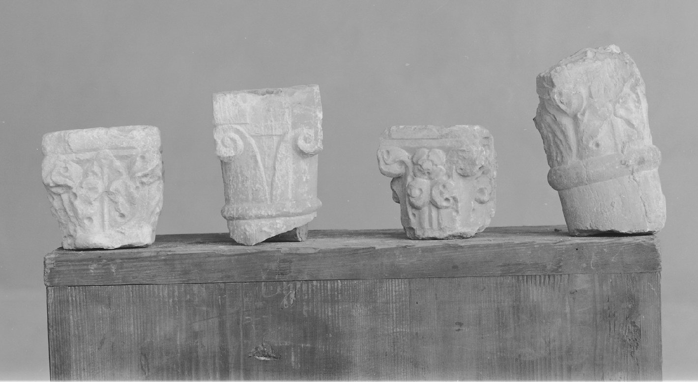 motivi decorativi vegetali (capitello di colonnina, frammento) - ambito veneto (secc. XII/ XIII)