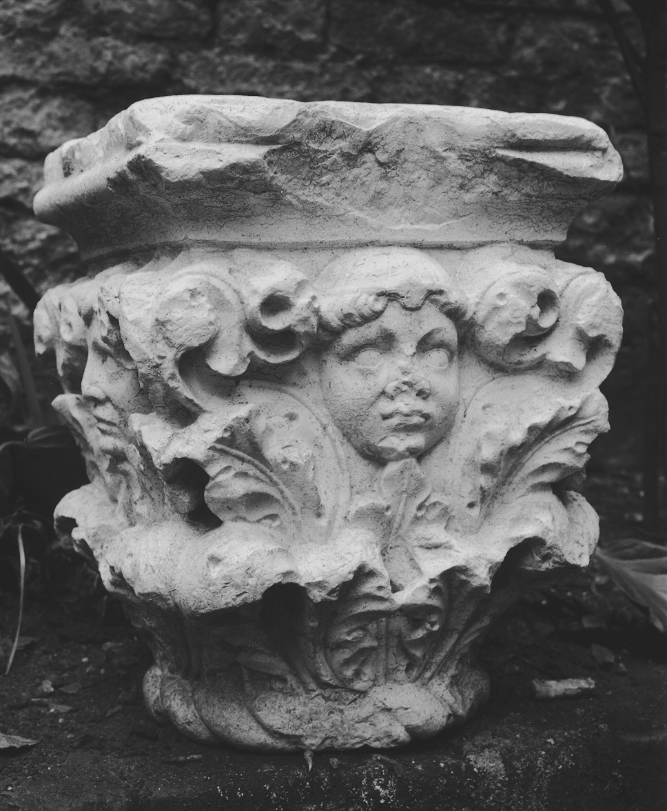 motivi decorativi vegetali (capitello, frammento) - ambito veneto (prima metà sec. XV)