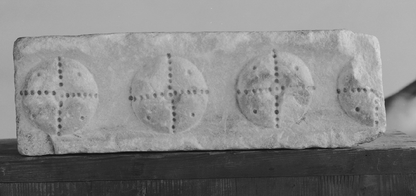 motivo decorativo a rosette (cornice architettonica, frammento) - ambito veneto (secc. XI/ XII)