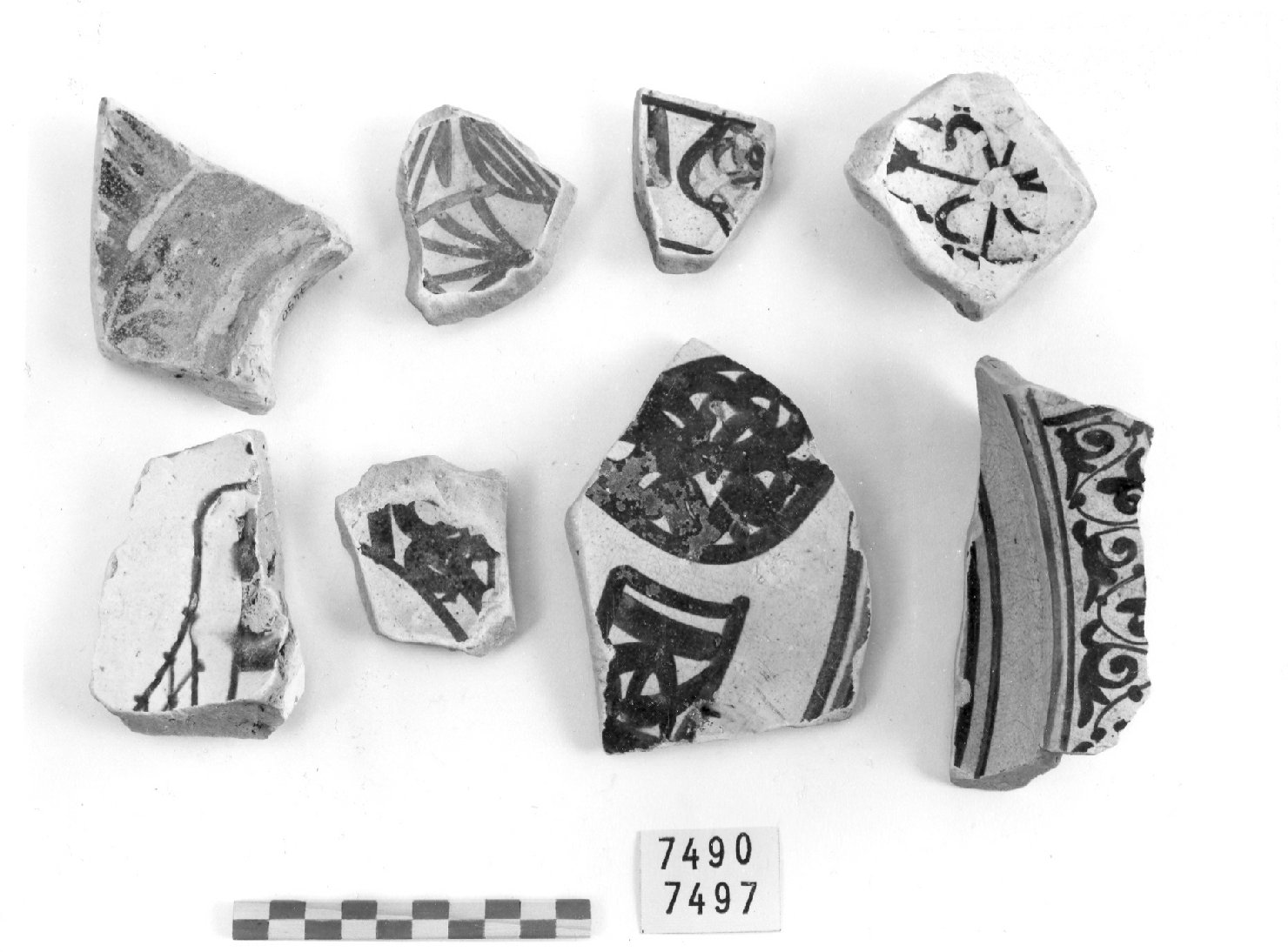motivi decorativi floreali (scodella, frammento) - bottega valenciana (secc. XIV/ XV)