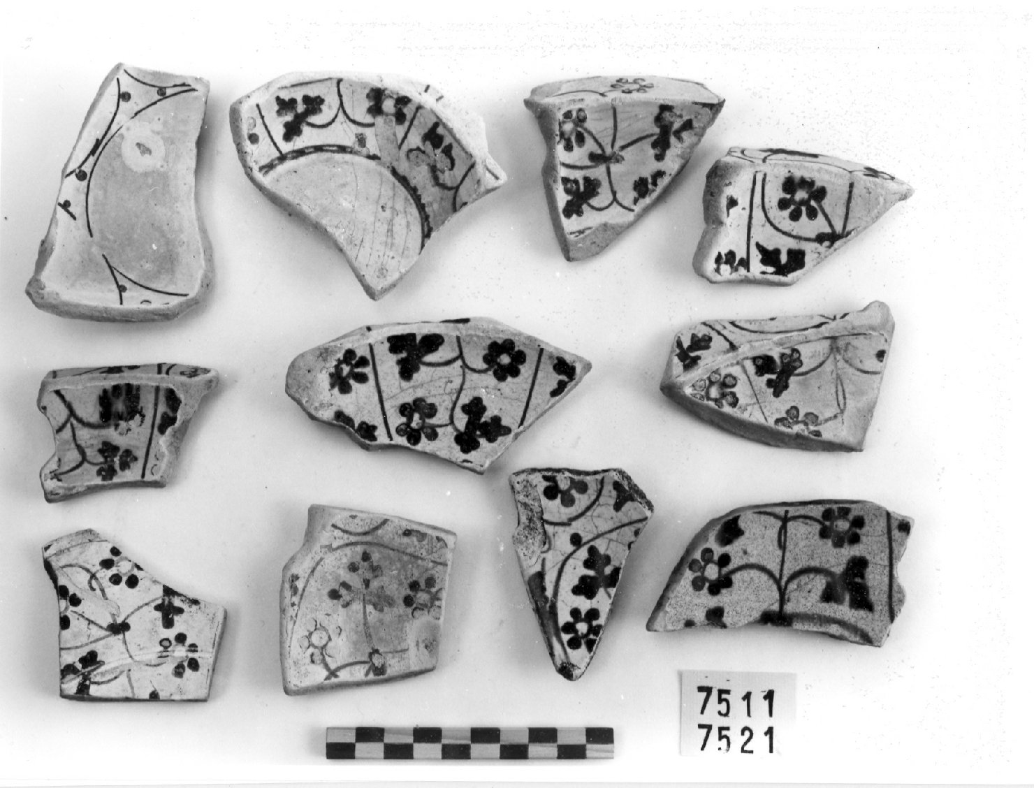 motivi decorativi floreali (scodella, frammento) - bottega valenciana (secc. XIV/ XV)
