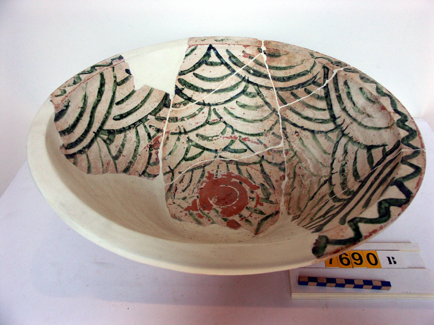 motivi decorativi (catino, opera isolata) - ambito veneto (fine/inizio secc. XVI/ XVII)