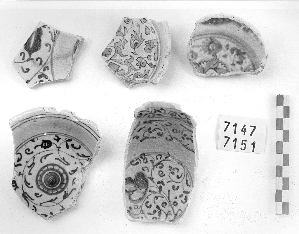 motivi decorativi vegetali (piatto, frammento) - ambito veneziano (secc. XVI/ XVII)