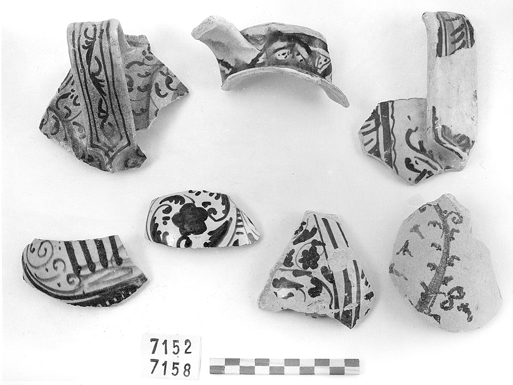 motivi decorativi vegetali (boccale, frammento) - ambito veneziano (secc. XVI/ XVII)