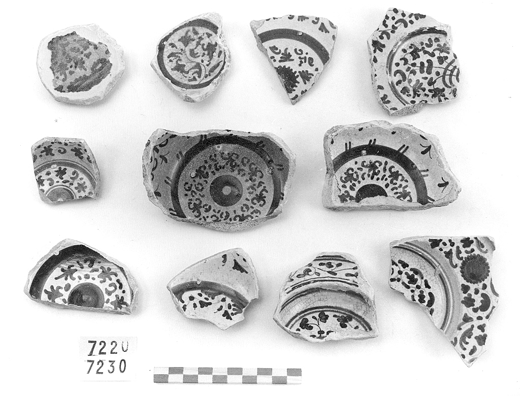 motivi decorativi vegetali (scodella, frammento) - ambito faentino (prima metà sec. XVI)