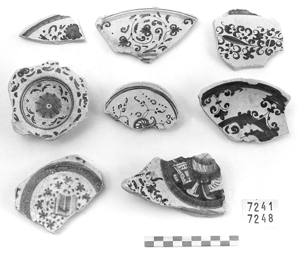 motivi decorativi vegetali (piatto, frammento) - ambito faentino (prima metà sec. XVI)