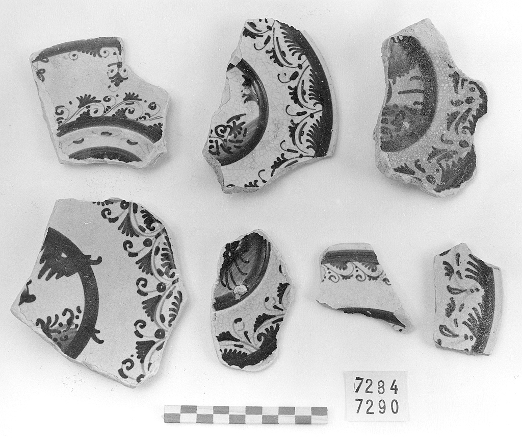 motivi decorativi (piatto, frammento) - ambito faentino (prima metà sec. XVI)