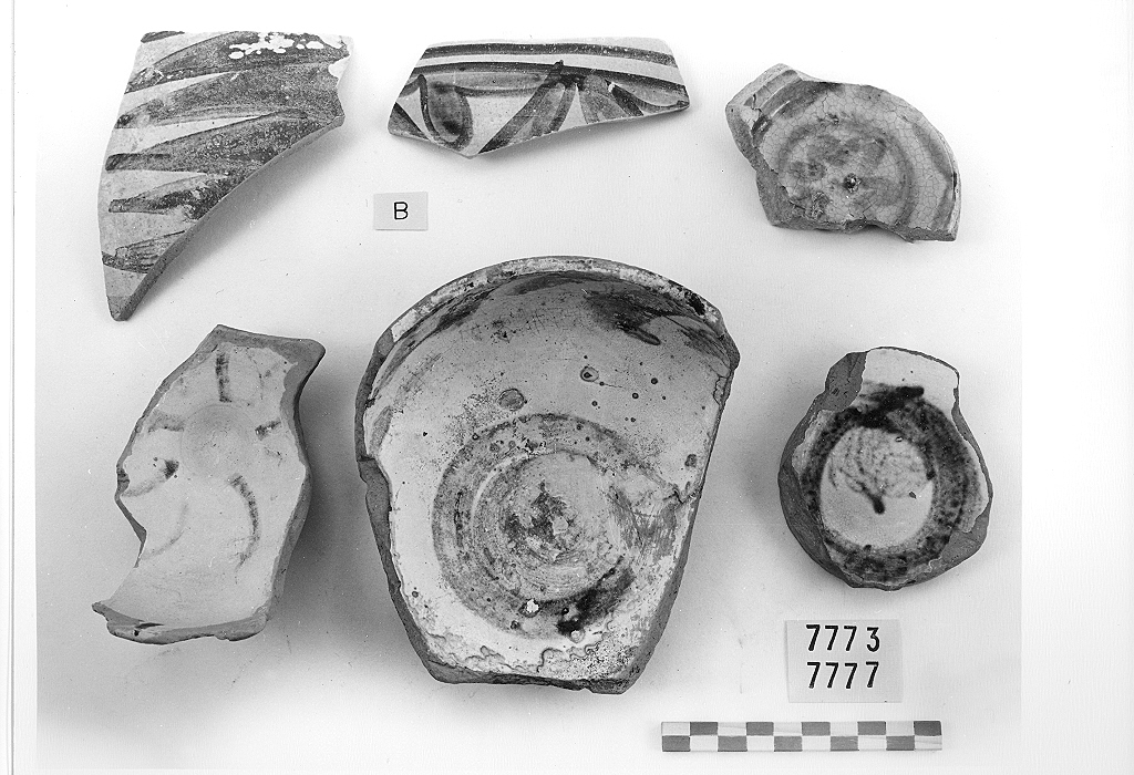 motivi decorativi geometrici (anfora, frammento) - ambito mediterraneo (secc. XVI/ XVII)