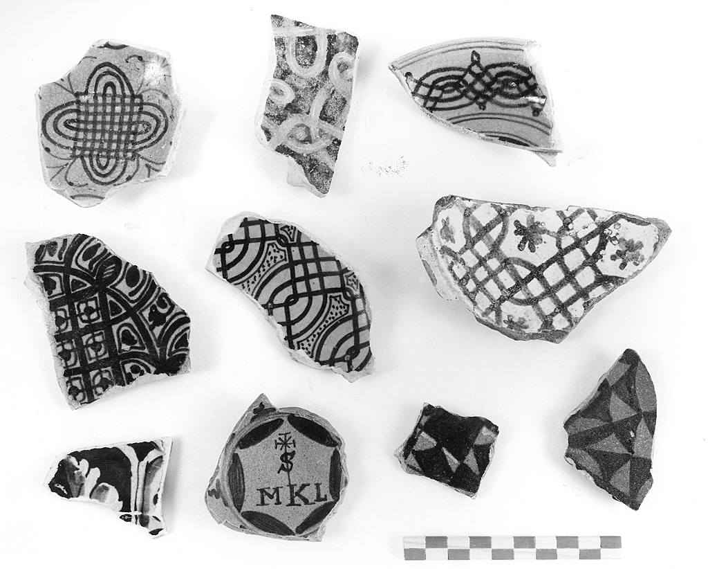 motivi decorativi (piatto, frammento) - ambito faentino (sec. XVI)