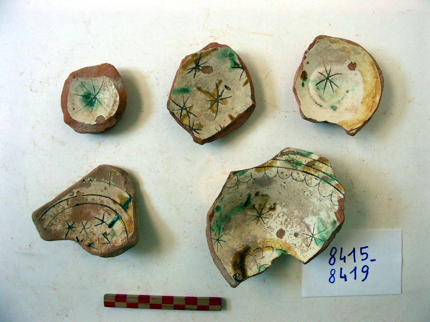 motivi decorativi geometrici (piattino, frammento) - ambito veneziano (secc. XVII/ XVIII)