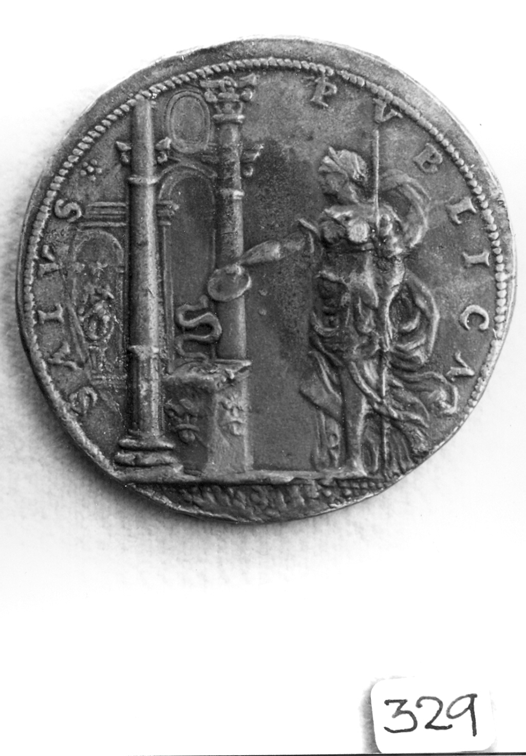 figura allegorica femminile (medaglia, elemento d'insieme) di Leoni Leone (sec. XVI)