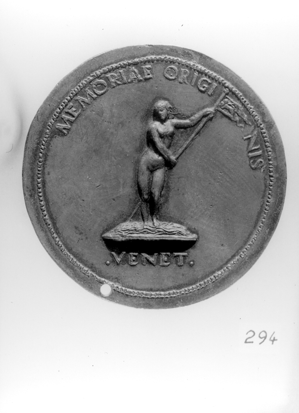 figura allegorica femminile (medaglia, elemento d'insieme) - ambito veneziano (sec. XVI)