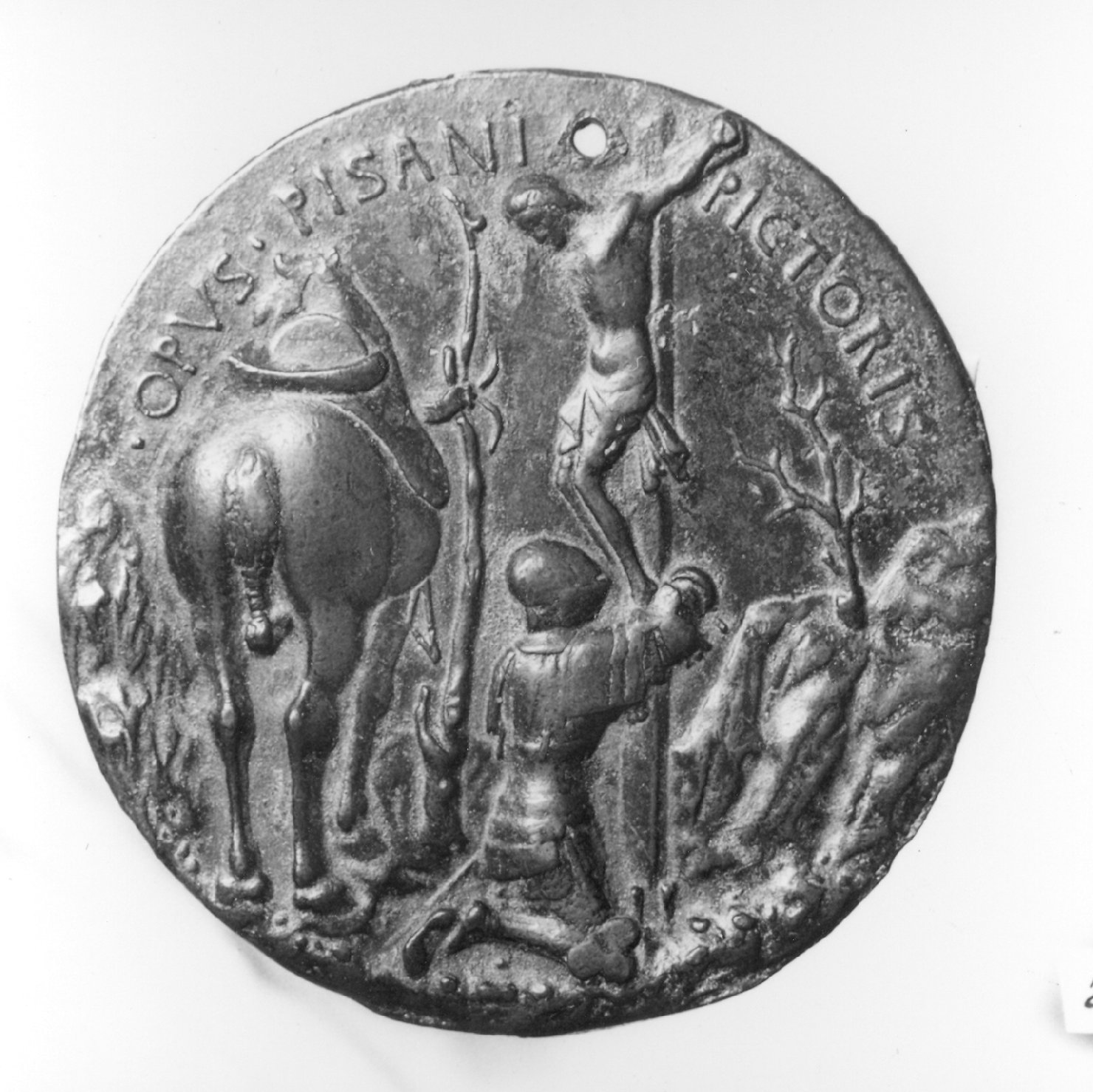 devoto in preghiera davanti a Cristo crocifisso (medaglia, elemento d'insieme) di Antonio di Puccio Pisano detto Pisanello (secc. XIV/ XV)