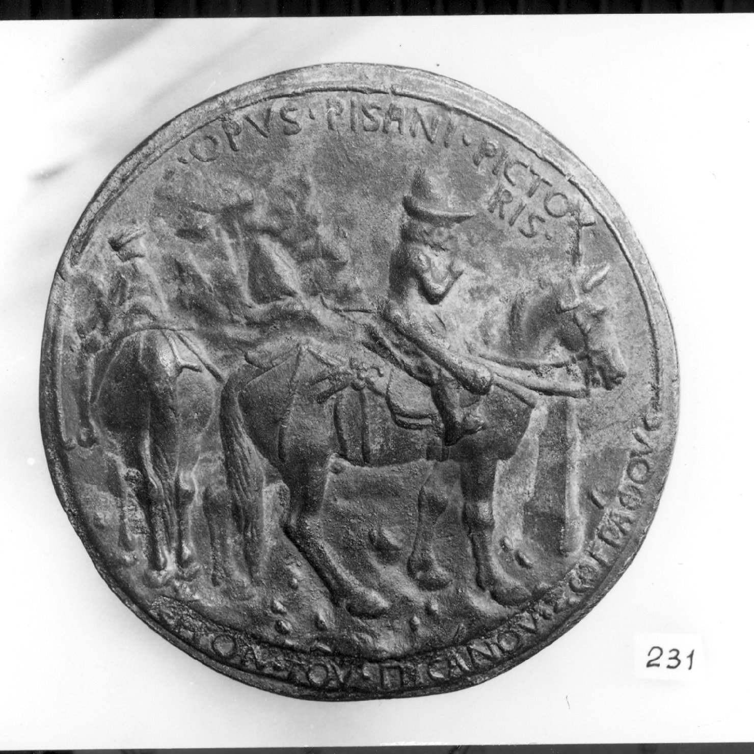 devoto in preghiera davanti a Cristo crocifisso (medaglia, elemento d'insieme) di Antonio di Puccio Pisano detto Pisanello (secc. XIV/ XV)