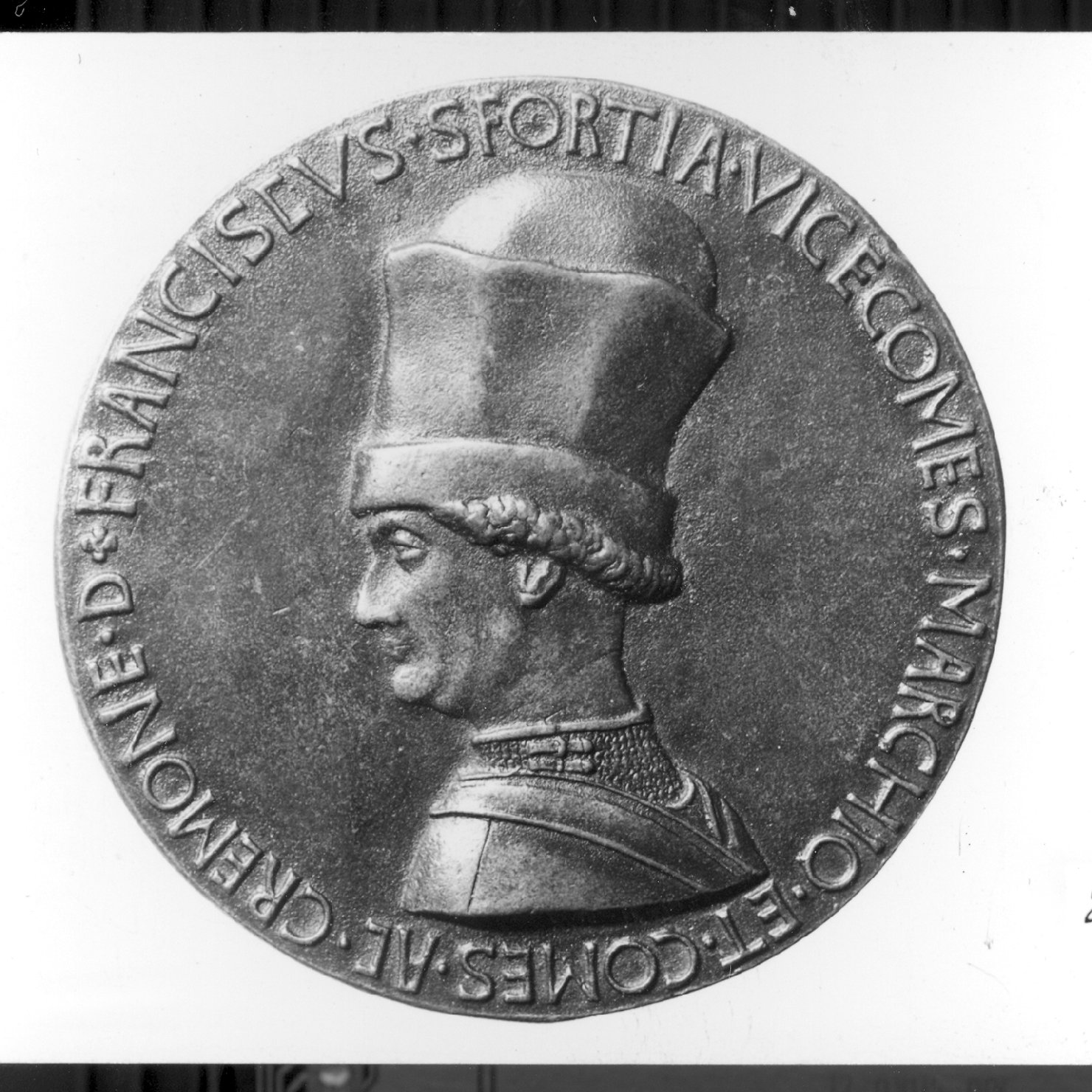 ritratto d'uomo di profilo (medaglia, elemento d'insieme) di Antonio di Puccio Pisano detto Pisanello (secc. XIV/ XV)