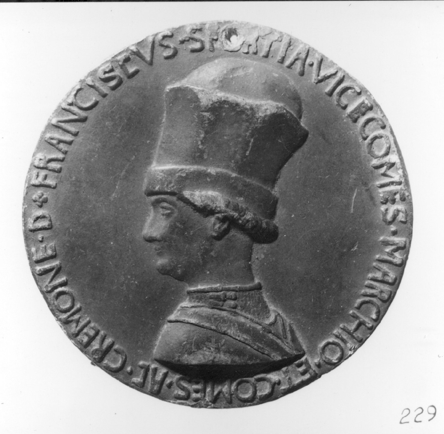 ritratto d'uomo di profilo (medaglia, elemento d'insieme) di Antonio di Puccio Pisano detto Pisanello (secc. XIV/ XV)