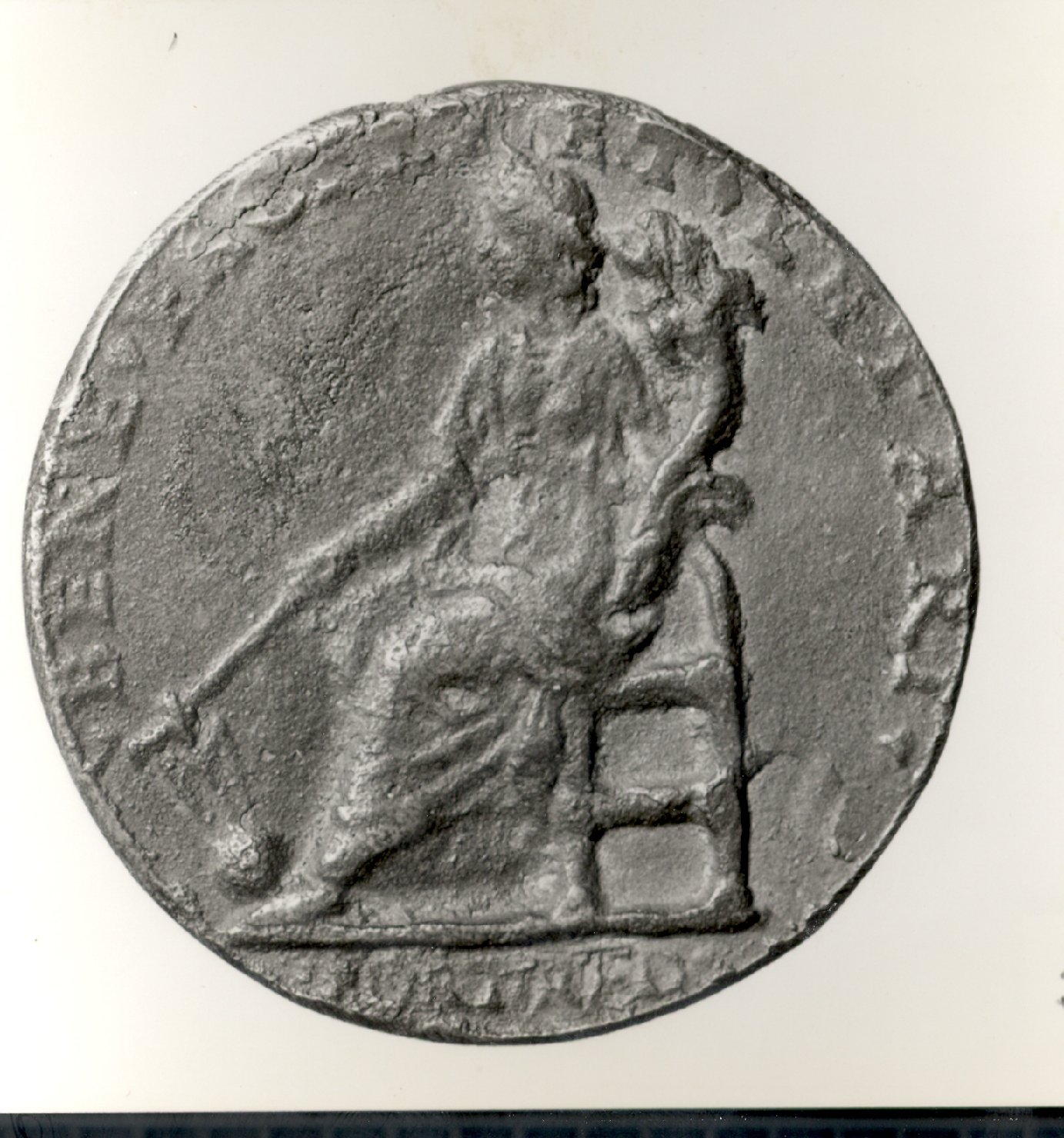 figura femminile seduta (medaglia, elemento d'insieme) di Spinelli Niccolò (sec. XV)