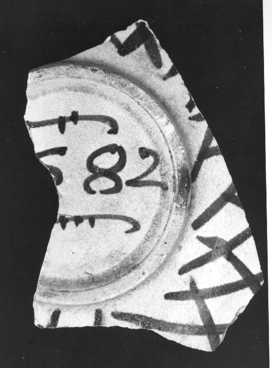 stemma (piatto, frammento) - ambito faentino (secc. XV/ XVI)