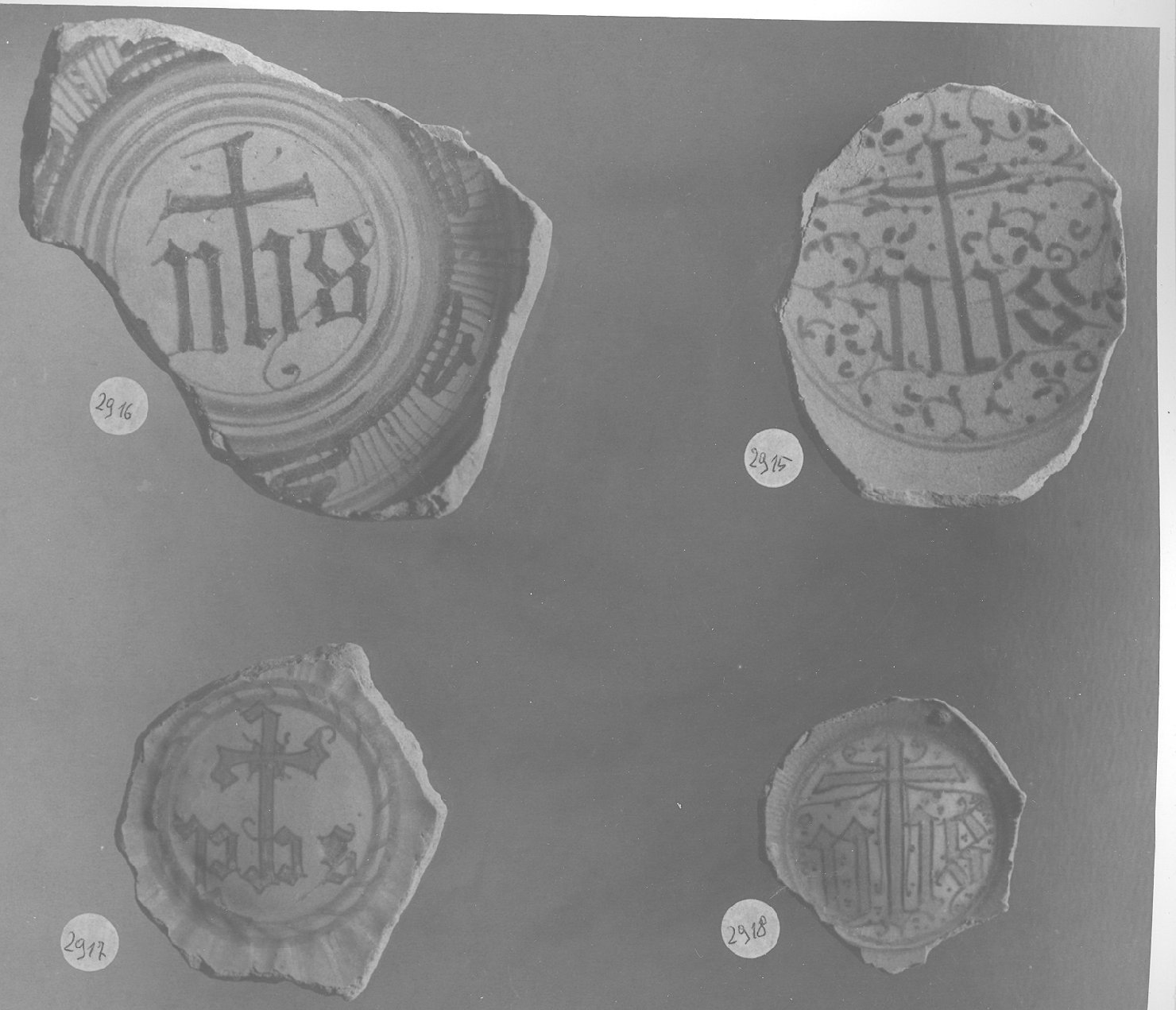 monogramma di San Bernardino da Siena (scodella, frammento) - ambito faentino (secc. XV/ XVI)