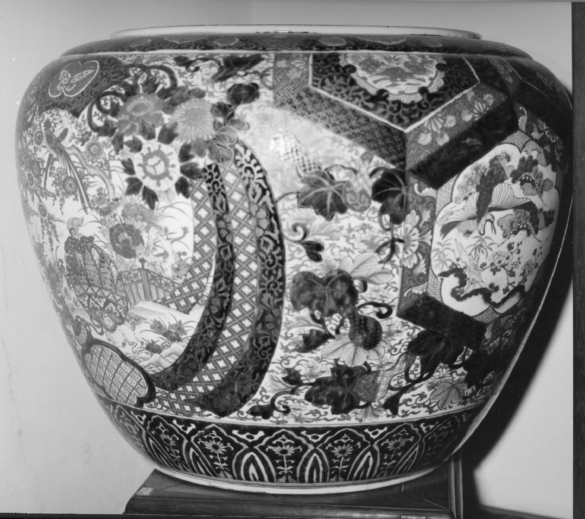 motivi decorativi (bacino, opera isolata) - ambito giapponese (secc. XVIII/ XIX)