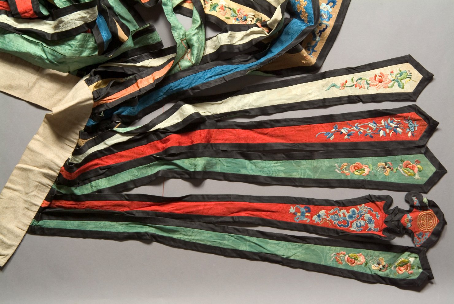 abito, opera isolata - manifattura cinese (sec. XIX)