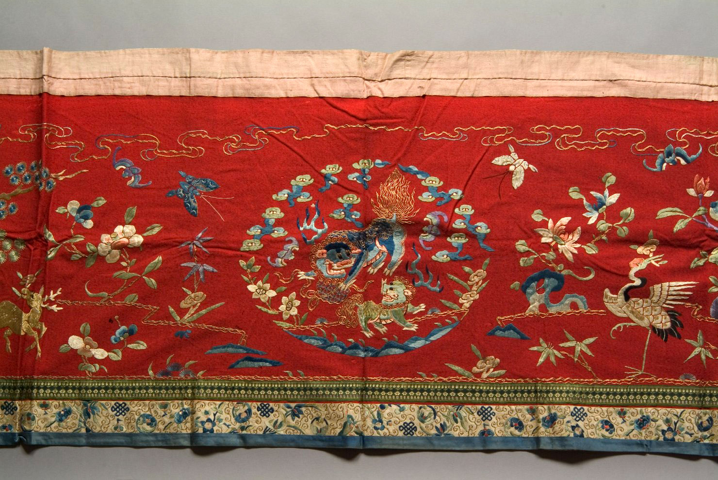 Banda superiore di tenda decorata, elementi decorativi (tessuto, opera isolata) - ambito cinese (sec. XIX)