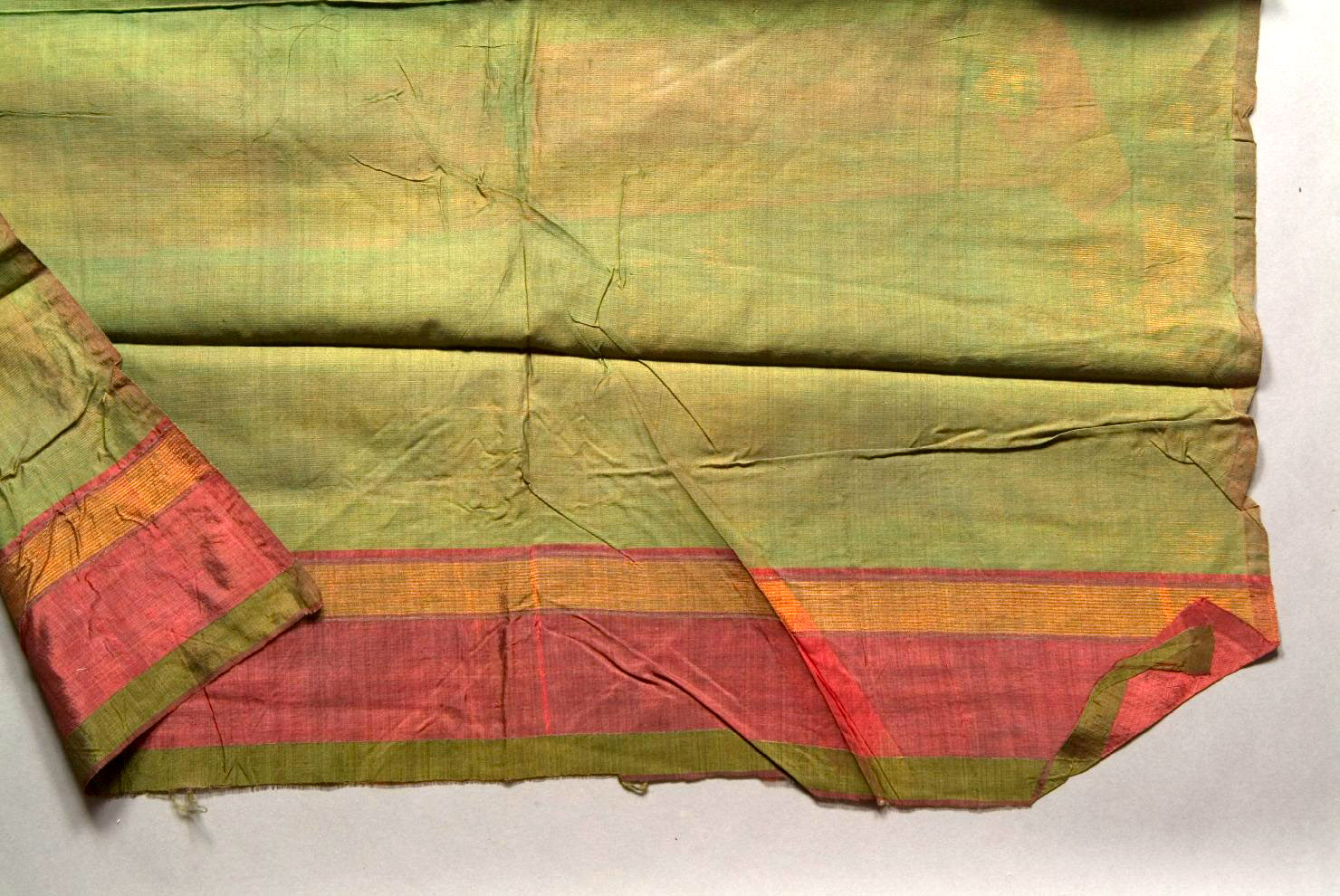 scialle decorato, elementi decorativi (abito, opera isolata) - ambito asiatico (sec. XIX)