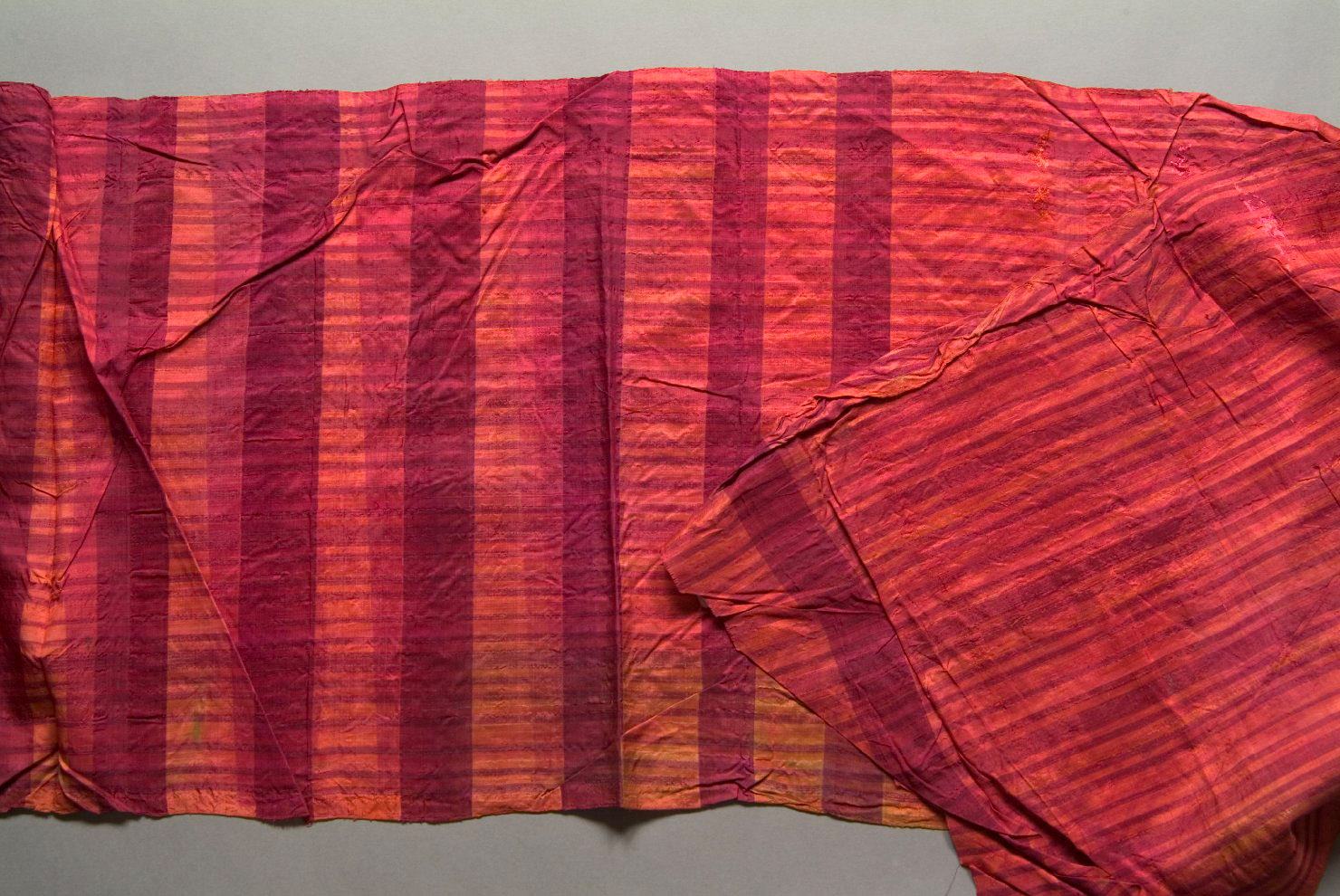 scialle decorato, elementi decorativi (abito, opera isolata) - ambito asiatico (sec. XIX)