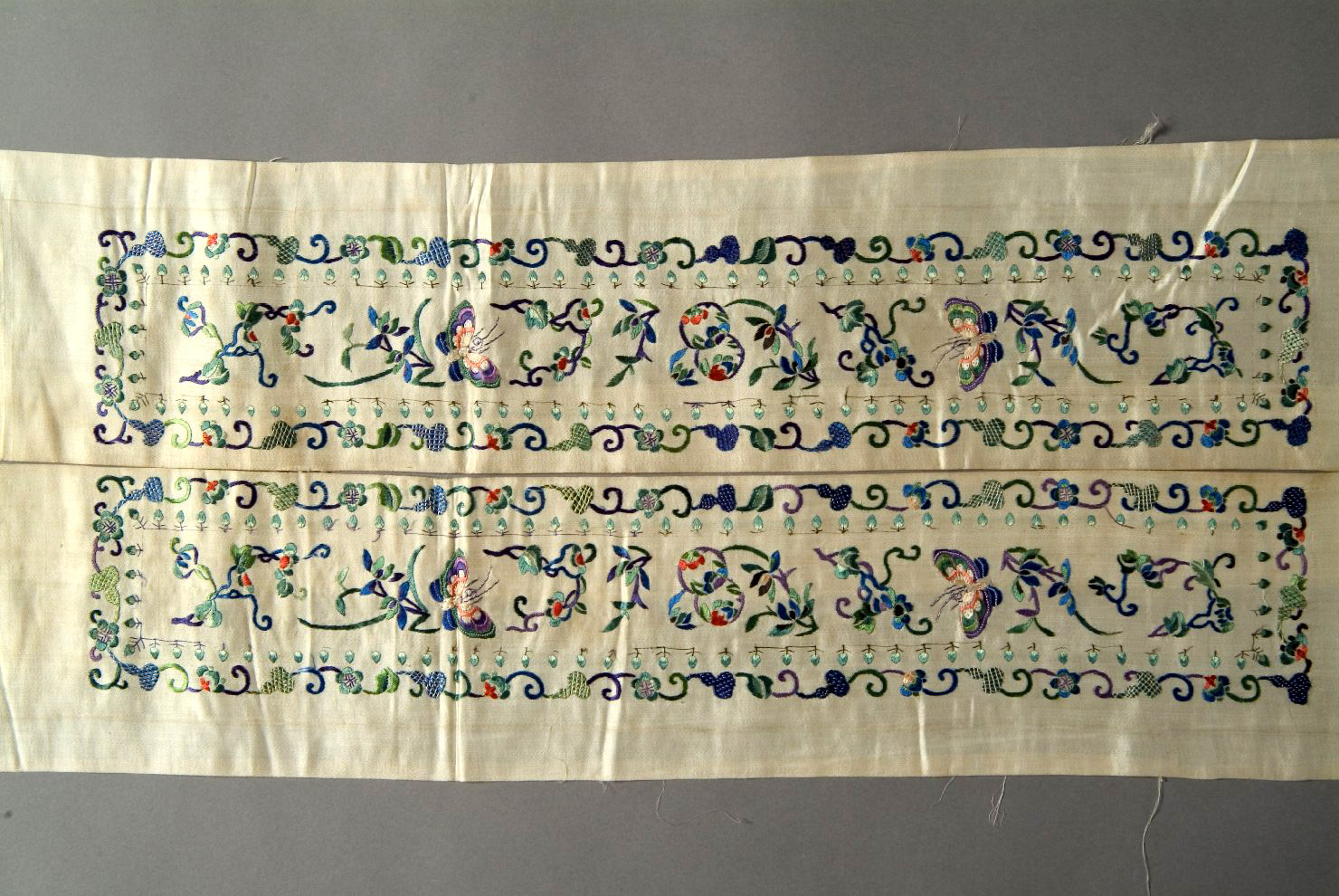 coppia di strisce per maniche, elementi decorativi (tessuto, opera isolata) - ambito cinese (sec. XIX)