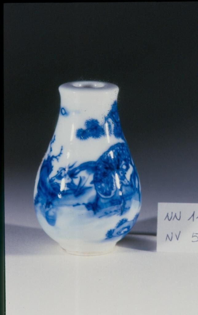 figure maschili e animali fantastici (tabacchiera, opera isolata) - ambito cinese (sec. XVIII)