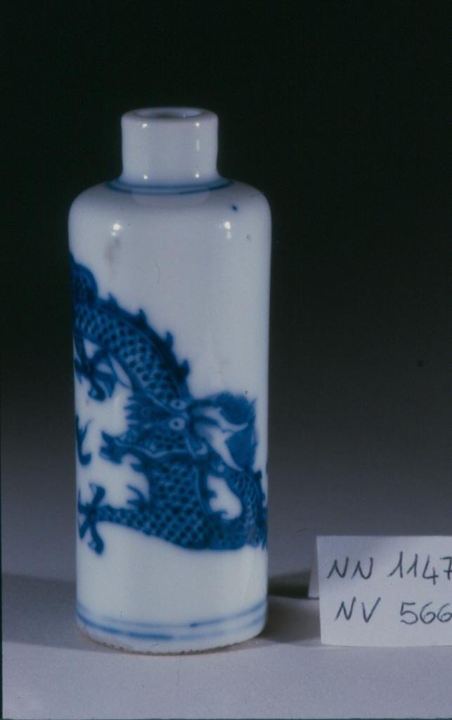 drago che insegue la perla fiammeggiante (ruyi), drago (tabacchiera, opera isolata) - ambito cinese (sec. XVIII)