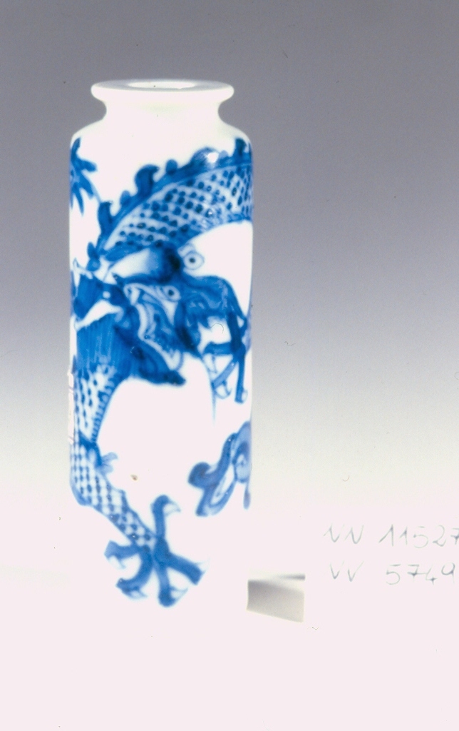 drago che insegue la perla fiammeggiante (ruyi), drago (tabacchiera, opera isolata) - ambito cinese (secc. XVII/ XIX)