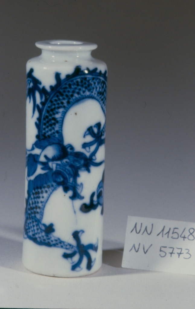 drago che insegue la perla fiammeggiante (ruyi), drago (tabacchiera, opera isolata) - ambito cinese (secc. XVII/ XIX)