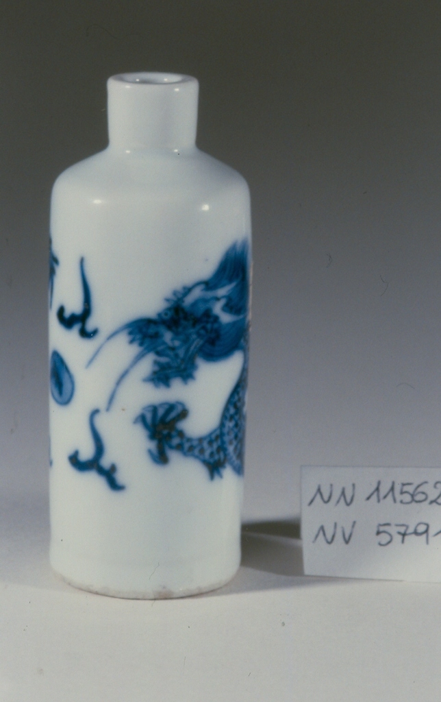 drago che insegue la perla fiammeggiante (ruyi), drago (tabacchiera, opera isolata) - ambito cinese (secc. XVII/ XIX)