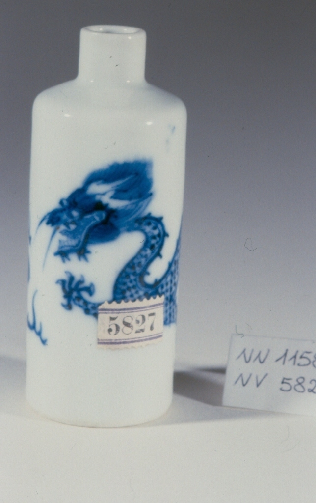 drago che insegue la perla fiammeggiante (ruyi), drago (tabacchiera, opera isolata) - ambito cinese (secc. XVII/ XIX)