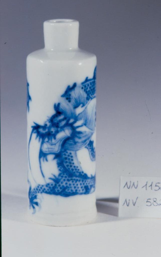 drago che insegue la perla fiammeggiante (ruyi), drago (tabacchiera, opera isolata) - ambito cinese (secc. XVII/ XIX)