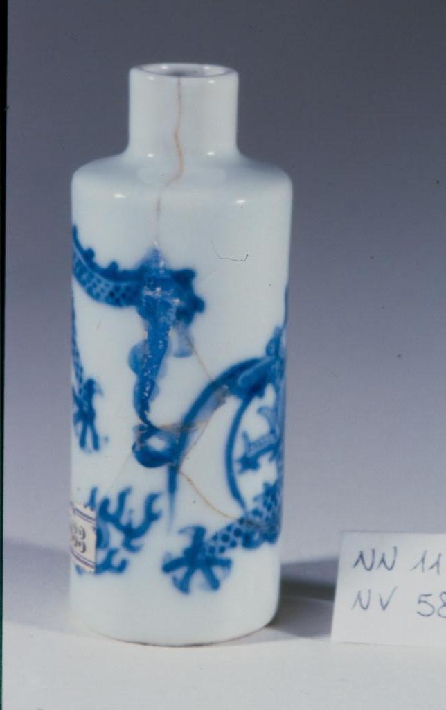 drago che insegue la perla fiammeggiante (ruyi), drago (tabacchiera, opera isolata) - ambito cinese (secc. XVII/ XIX)