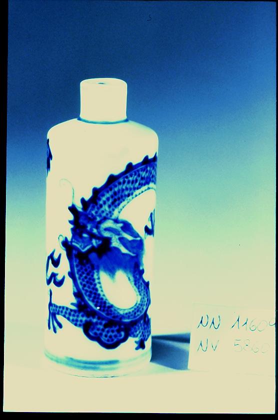 drago che insegue la perla fiammeggiante (ruyi), drago (tabacchiera, opera isolata) - ambito cinese (sec. XVIII)