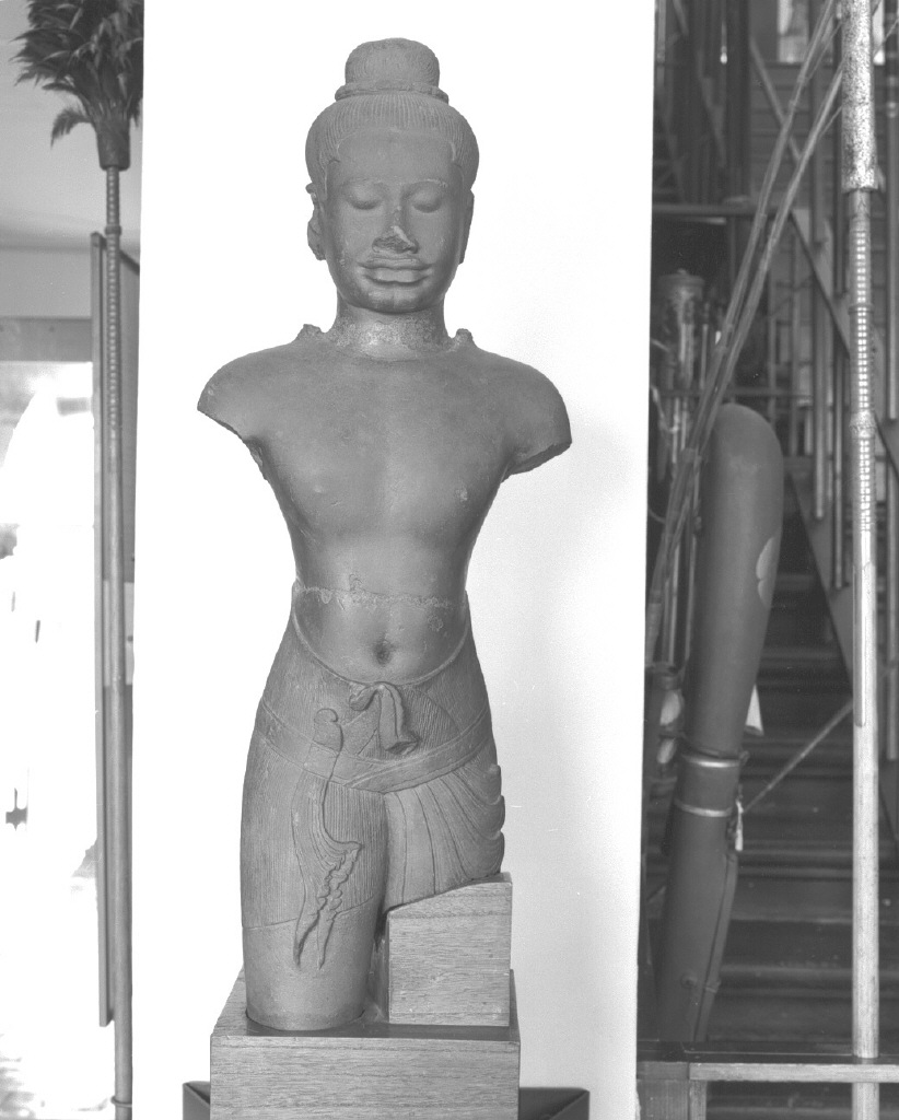 Busto Khmer, figura maschile (scultura, opera isolata) - ambito Asia sud-orientale (prima metà sec. XIX)